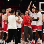 Οι παίκτες του Ολυμπιακού πανηγυρίζουν σε αγώνα της Euroleague