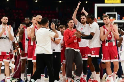 Οι παίκτες του Ολυμπιακού πανηγυρίζουν σε αγώνα της Euroleague