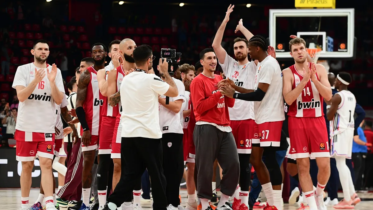 Οι παίκτες του Ολυμπιακού πανηγυρίζουν σε αγώνα της Euroleague