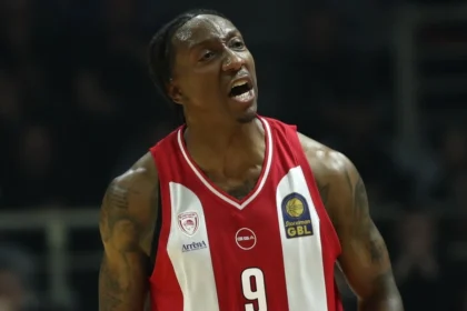 Ο Σέιμπεν Λι οργανώνει επίθεση του Ολυμπιακού σε φάση pick n roll μέσα στο ΣΕΦ σε αγώνα Euroleague.