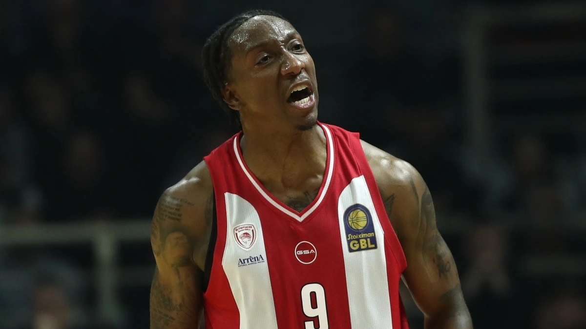 Ο Σέιμπεν Λι οργανώνει επίθεση του Ολυμπιακού σε φάση pick n roll μέσα στο ΣΕΦ σε αγώνα Euroleague.