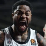 Ο Ταϊρίκ Τζόουνς σε φάση αγώνα με τη φανέλα της Παρτιζάν