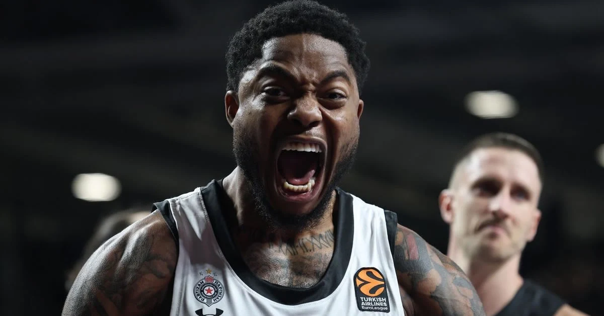 Ο Ταϊρίκ Τζόουνς σε φάση αγώνα με τη φανέλα της Παρτιζάν