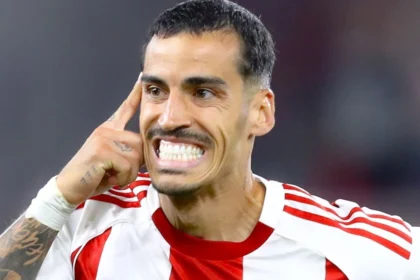 Ο Τσικίνιο πανηγυρίζει σε αγώνα του Ολυμπιακού