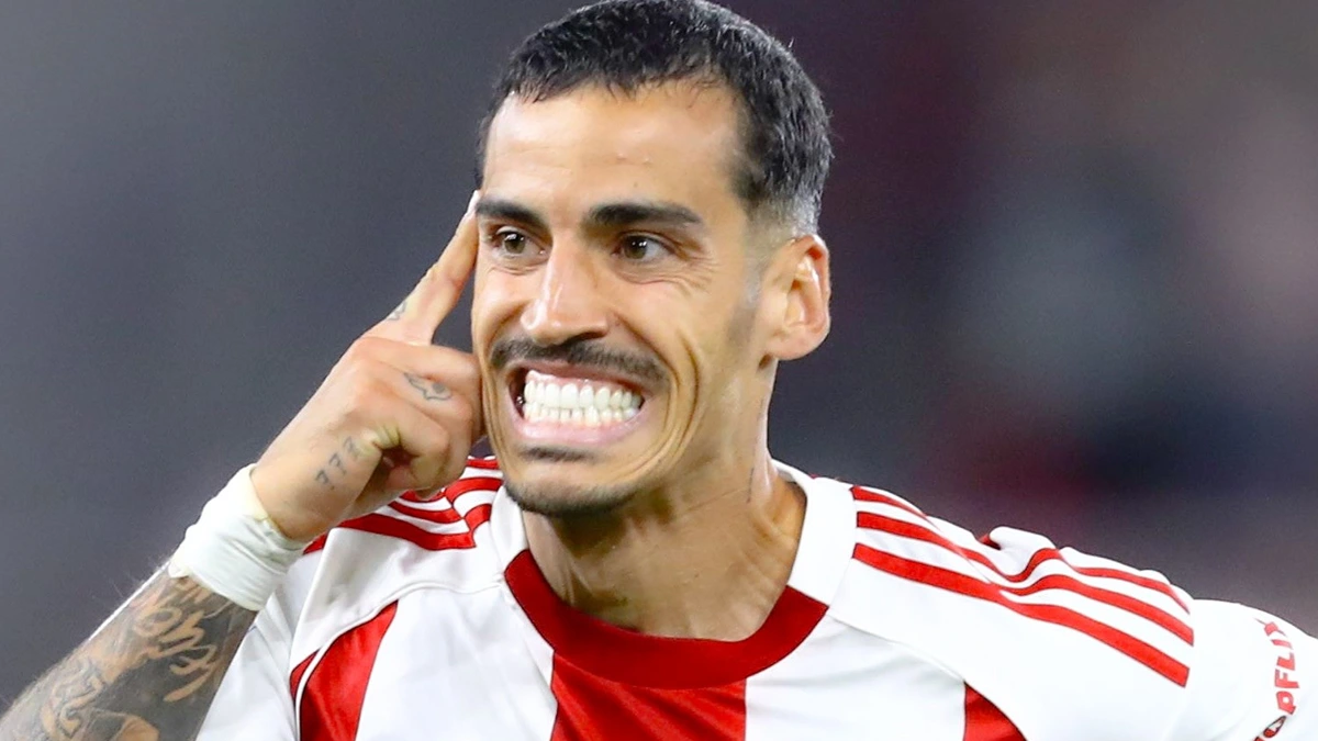 Ο Τσικίνιο πανηγυρίζει σε αγώνα του Ολυμπιακού