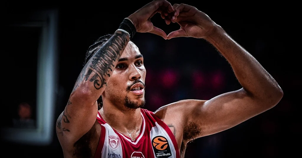 Ο Τάισον Γουόρντ του Ολυμπιακού σε έντονη αμυντική προσπάθεια κατά τη διάρκεια αγώνα Euroleague