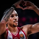 Ο Τάισον Γουόρντ του Ολυμπιακού σε έντονη αμυντική προσπάθεια κατά τη διάρκεια αγώνα Euroleague