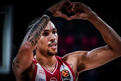 Ο Τάισον Γουόρντ του Ολυμπιακού σε έντονη αμυντική προσπάθεια κατά τη διάρκεια αγώνα Euroleague