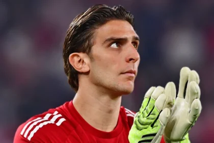 Ο Κωσταντής Τζολάκης χειροκροτεί τους οπαδούς του Ολυμπιακού