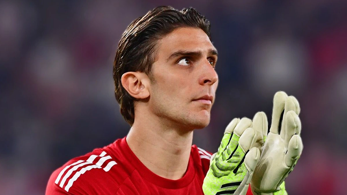 Ο Κωσταντής Τζολάκης χειροκροτεί τους οπαδούς του Ολυμπιακού