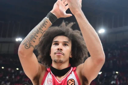 Ο Τάισον Ουόρντ σε στιγμιότυπο προθέρμανσης στο ΣΕΦ