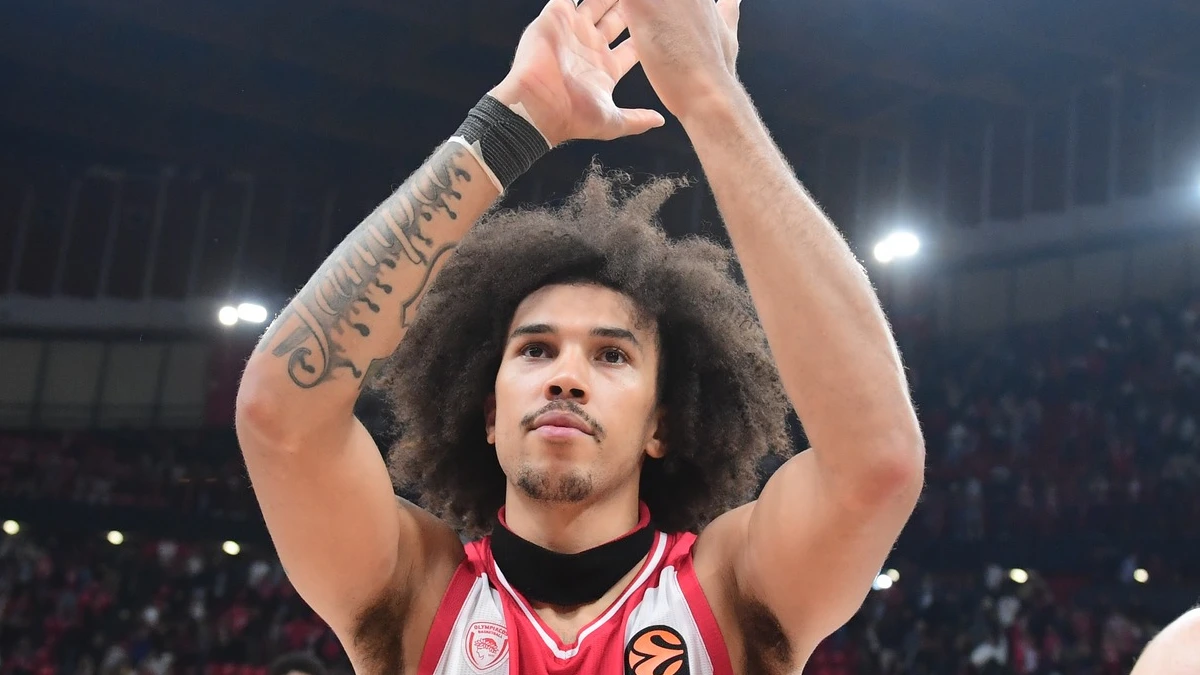 Ο Τάισον Ουόρντ σε στιγμιότυπο προθέρμανσης στο ΣΕΦ