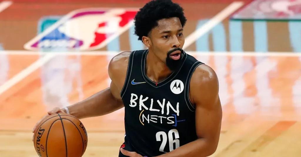 Ο Σπένσερ Ντίνγουιντι με τη φανέλα των Brooklyn Nets