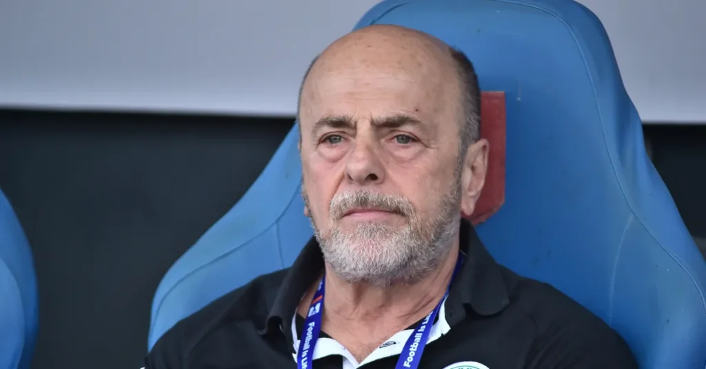 Ο Γιάννης Αλαφούζος παρακολουθεί αγώνα με σκεπτικό ύφος στις κερκίδες