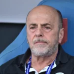 Ο Γιάννης Αλαφούζος παρακολουθεί αγώνα με σκεπτικό ύφος στις κερκίδες