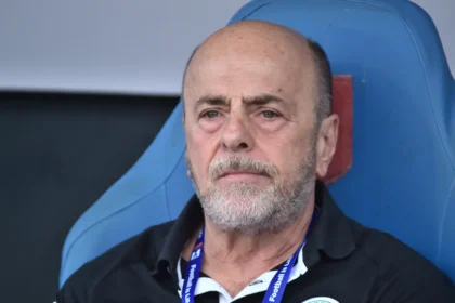 Ο Γιάννης Αλαφούζος παρακολουθεί αγώνα με σκεπτικό ύφος στις κερκίδες