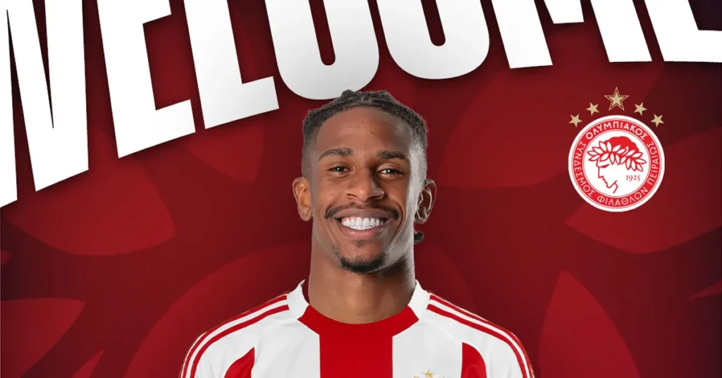 Ο Αντρέ Λουίζ ποζάρει με τη φανέλα του Ολυμπιακού