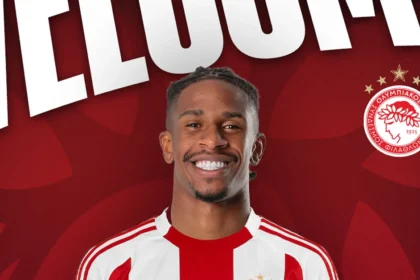 Ο Αντρέ Λουίζ ποζάρει με τη φανέλα του Ολυμπιακού