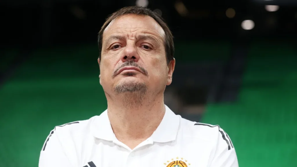 Ο Αταμάν κοιτάζει αφ υψηλού