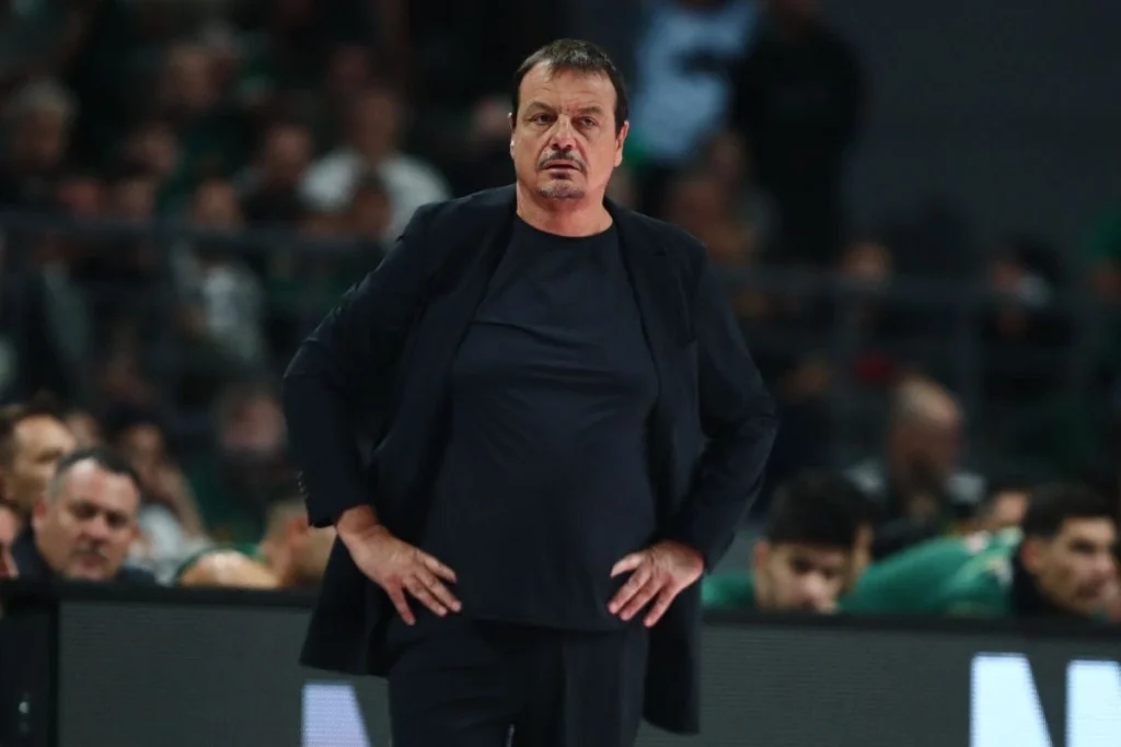 Ο Εργκίν Αταμάν σε έξαλλη κατάσταση στον αγώνα με τον Ολυμπιακό