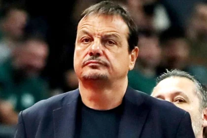 Ο Εργκίν Αταμάν παρακολουθεί την ομάδα του να χάνει απο τον Ολυμπιακό