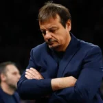 Ο Εργκίν Αταμάν με κατεβασμένο το κεφάλι μετά την ήττα του Παναθηναϊκού από την Αρμάνι