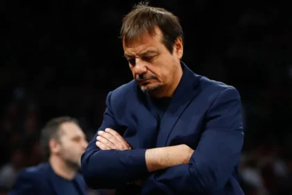 Ο Εργκίν Αταμάν με κατεβασμένο το κεφάλι μετά την ήττα του Παναθηναϊκού από την Αρμάνι