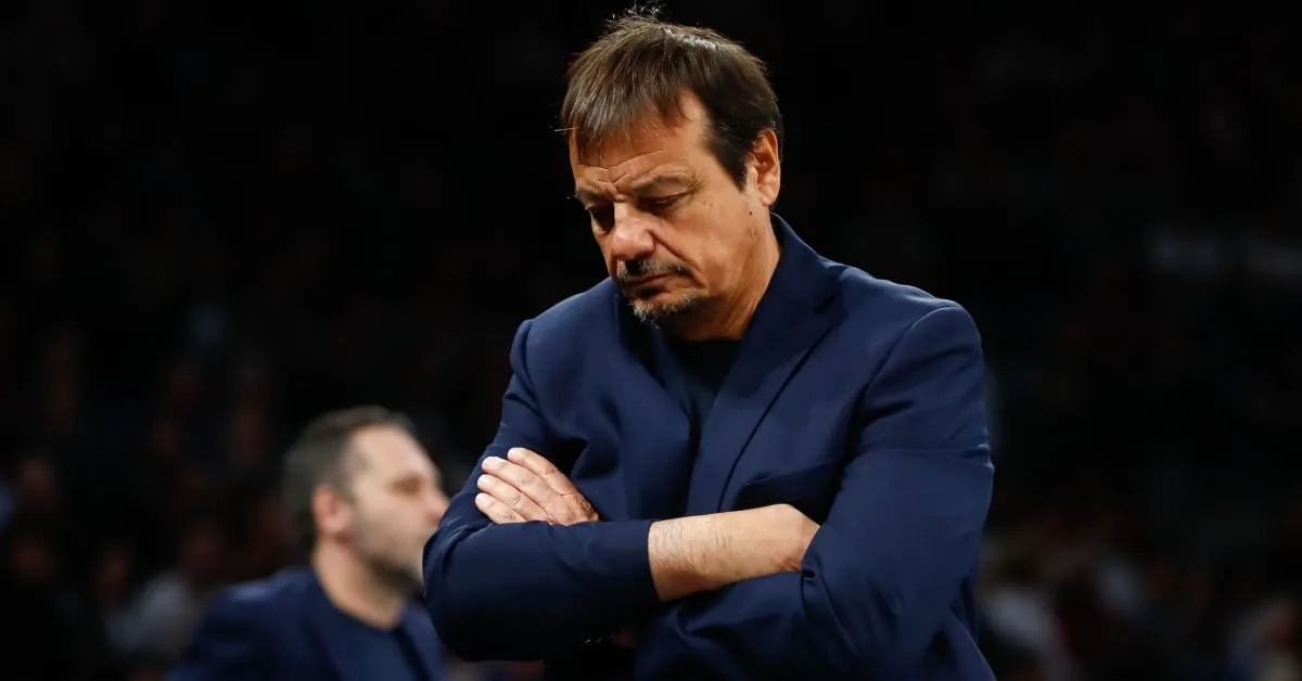 Ο Εργκίν Αταμάν με κατεβασμένο το κεφάλι μετά την ήττα του Παναθηναϊκού από την Αρμάνι