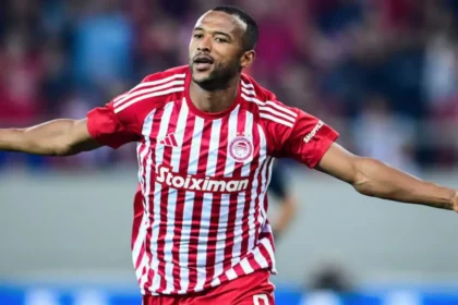 Ο επιθετικός του Ολυμπιακού Αγιούμπ Ελ Κααμπί πανηγυρίζει γκολ με πάθος