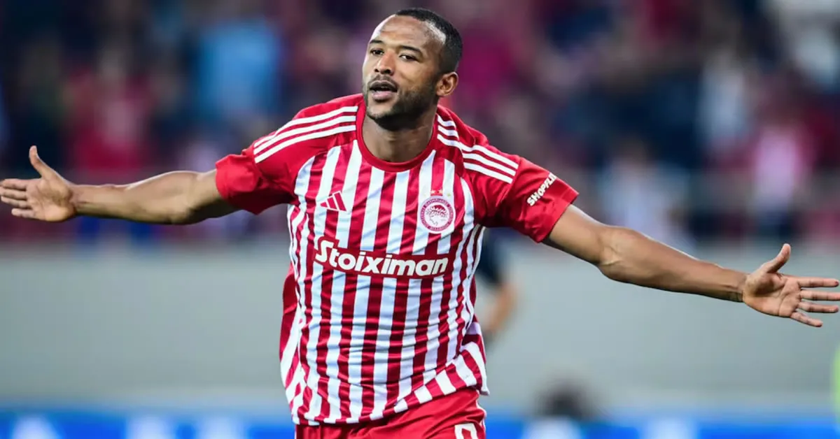 Ο επιθετικός του Ολυμπιακού Αγιούμπ Ελ Κααμπί πανηγυρίζει γκολ με πάθος