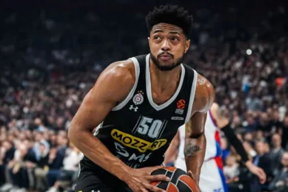 Ο Bruno Caboclo με τη φανέλα της Παρτιζάν σε δυναμική προσπάθεια κάτω από το καλάθι