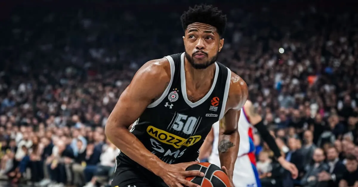 Ο Bruno Caboclo με τη φανέλα της Παρτιζάν σε δυναμική προσπάθεια κάτω από το καλάθι