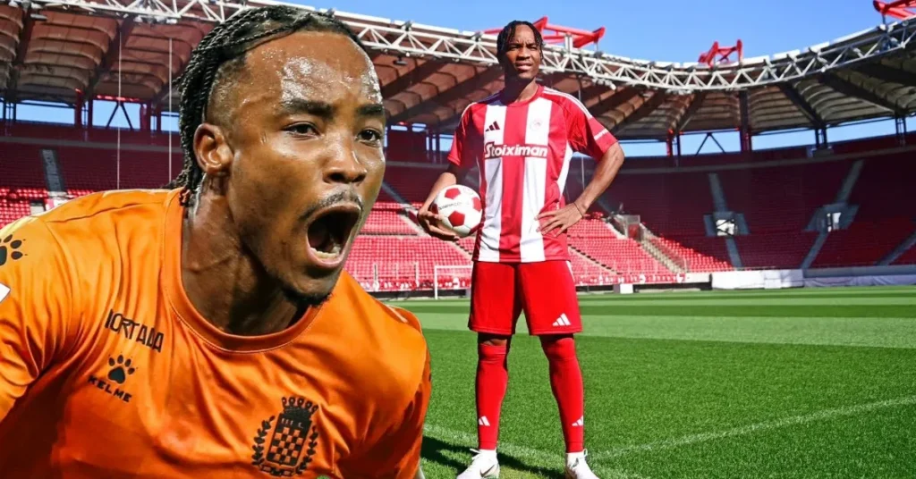 Ο Μπρούνο Ονιεμαέτσι με τη φανέλα του Ολυμπιακού πανηγυρίζει έξαλλα μετά από επιτυχημένη ενέργεια στο γήπεδο.