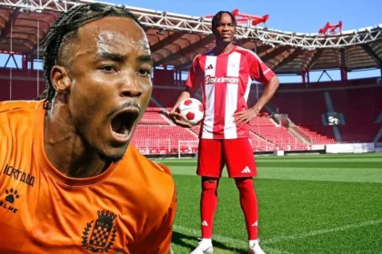 Ο Μπρούνο Ονιεμαέτσι με τη φανέλα του Ολυμπιακού πανηγυρίζει έξαλλα μετά από επιτυχημένη ενέργεια στο γήπεδο.