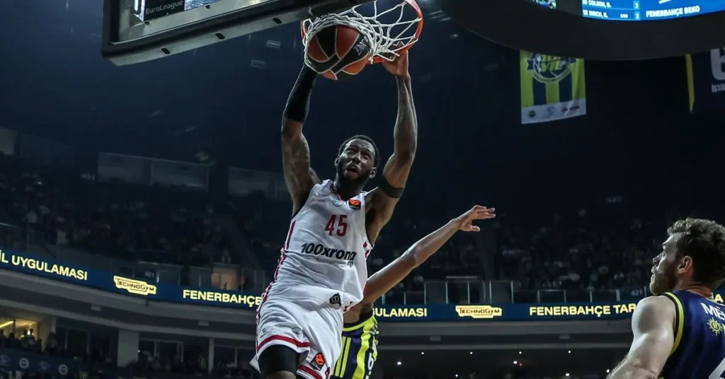 Ο Ντόντα Χολ καρφώνει με δύναμη απέναντι στους ψηλούς της Φενέρμπαχτσε