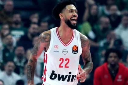 Ο Τάιλερ Ντόρσεϊ πανηγυρίζει έξαλλα μια κρίσιμη φάση στο ΟΑΚΑ ενώ το φόντο είναι θολωμένο.