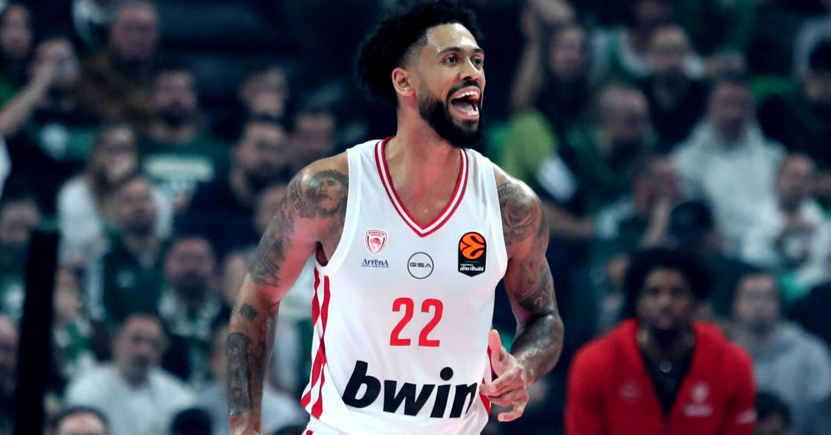 Ο Τάιλερ Ντόρσεϊ πανηγυρίζει έξαλλα μια κρίσιμη φάση στο ΟΑΚΑ ενώ το φόντο είναι θολωμένο.