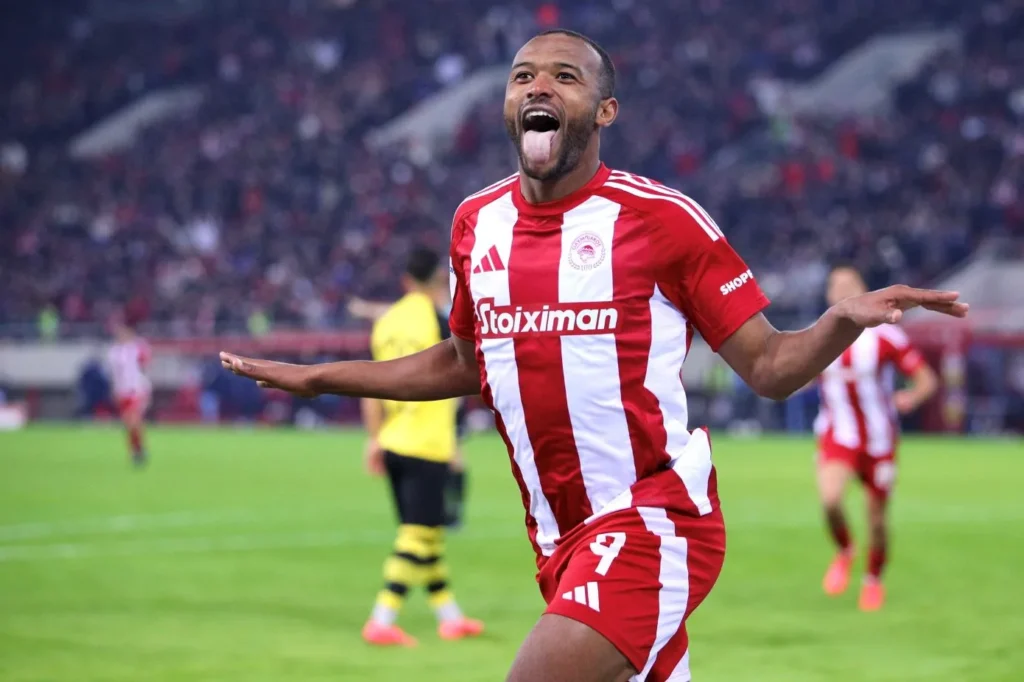 Ο Ελ Κααμπί να πανηγυρίζει έξαλλα με τη φανέλα του Ολυμπιακούδείχνοντας αποφασιστικότητα