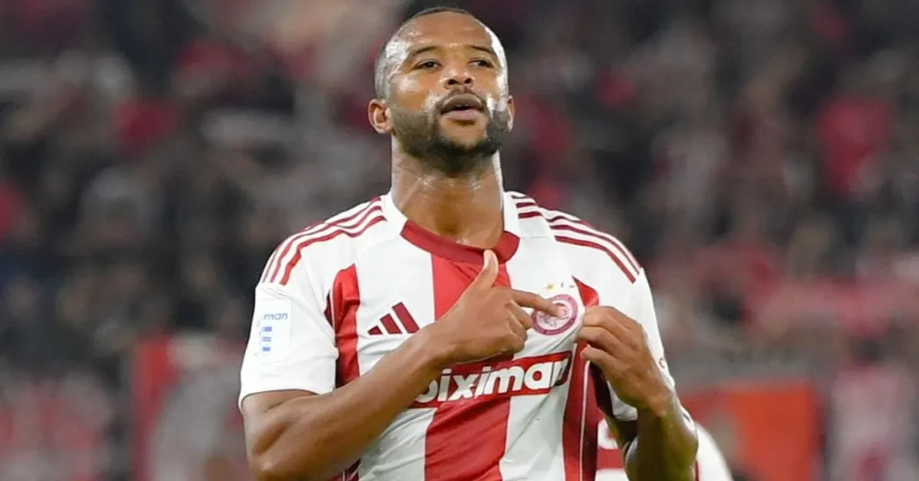 Ο Αγιούμπ Ελ Κααμπί πανηγυρίζει γκολ με τη φανέλα του Ολυμπιακού