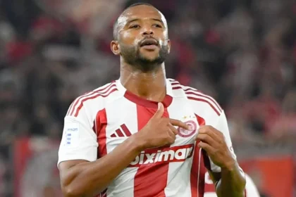 Ο Αγιούμπ Ελ Κααμπί πανηγυρίζει γκολ με τη φανέλα του Ολυμπιακού