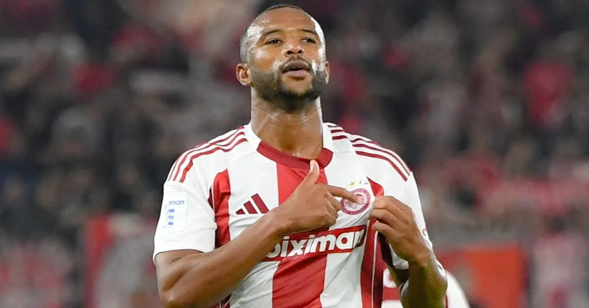 Ο Αγιούμπ Ελ Κααμπί πανηγυρίζει γκολ με τη φανέλα του Ολυμπιακού