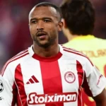 Ο Αγιούμπ Ελ Κααμπί πανηγυρίζει ένα γκολ με τη φανέλα του Ολυμπιακού