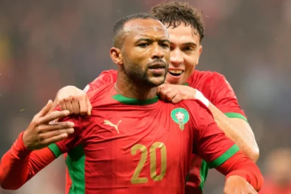 Ο Αγιούμπ Ελ Κααμπί πανηγυρίζει με τη φανέλα του Μαρόκου ενώ ο Ολυμπιακός περιμένει την επιστροφή του