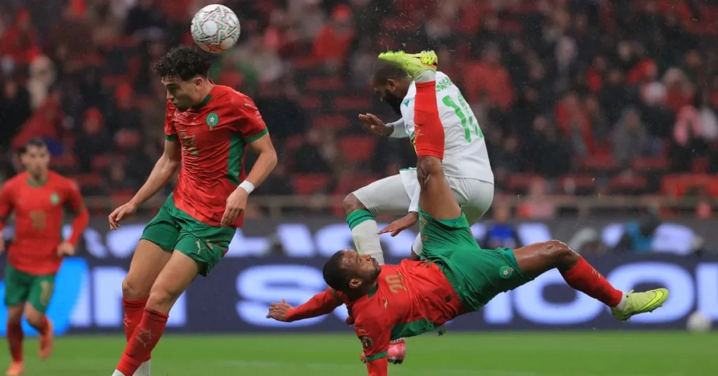 Ο Αγιούμπ Ελ Κααμπί σε ανάποδο ψαλιδάκι με την φανέλα της Εθνικής ομάδας του Μαρόκο