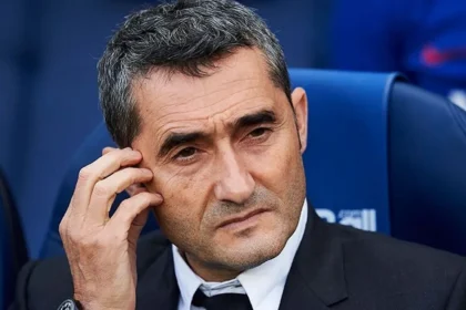 Ο Ερνέστο Βαλβέρδε σκυθρωπός και προβληματισμένος στον πάγκο της Αθλέτικ Μπιλμπάο