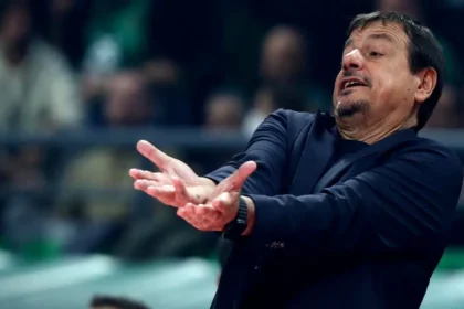 Ο Εργκίν Αταμάν διαμαρτύρεται στους διαιτητές για ακόμα μια φορά