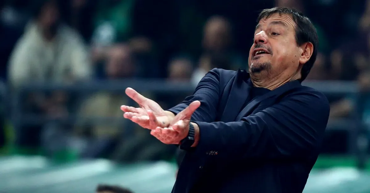 Ο Εργκίν Αταμάν διαμαρτύρεται στους διαιτητές για ακόμα μια φορά