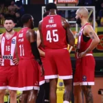 Οι παίκτες του Ολυμπιακού στο παρκέ στον αγώνα με τον Άρη