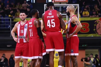 Οι παίκτες του Ολυμπιακού στο παρκέ στον αγώνα με τον Άρη