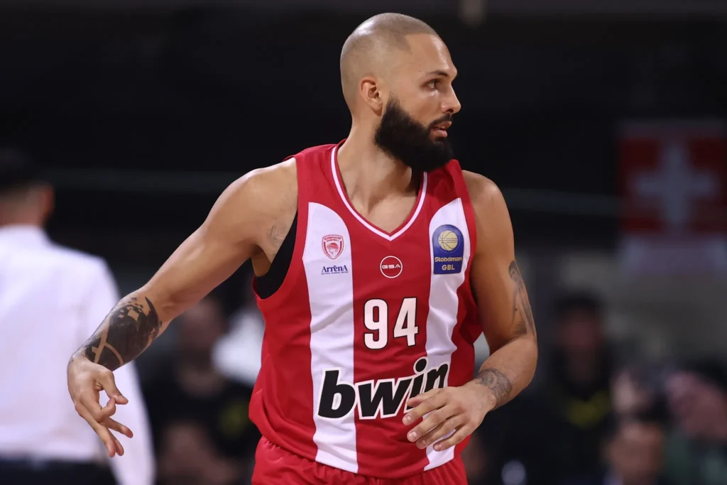 Ο Εβάν Φουρνιέ σε φάση απο αγώνα της GBL